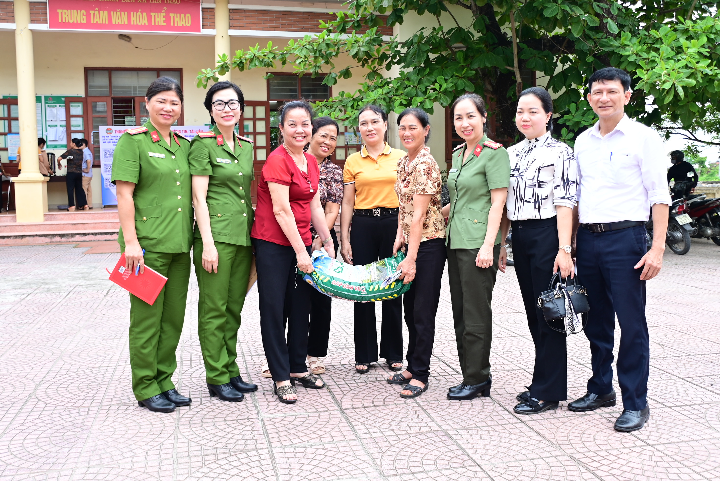 Tuyên truyền về phân loại rác thải, chống rác thải nhựa và vỏ bao bì thuốc bảo vệ thực vật trong hoạt động sản xuất nông nghiệp tại xã Tân Trào (Kiến Thụy)